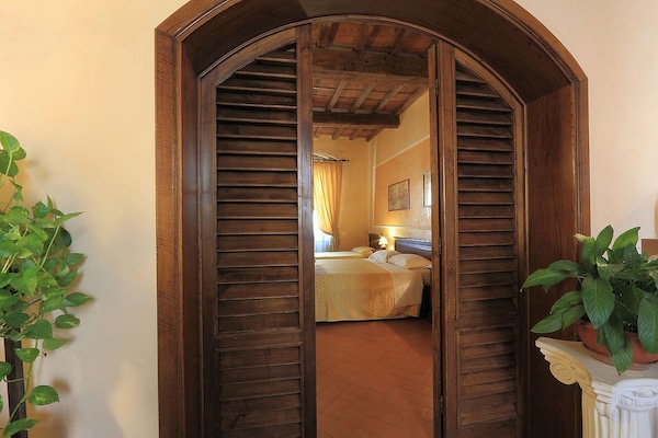Habitación triple, varias camas, baño privado | Caja fuerte, escritorio, sistema de insonorización y camas supletorias