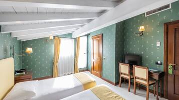 Minibar, Zimmersafe, Schreibtisch, Babybetten