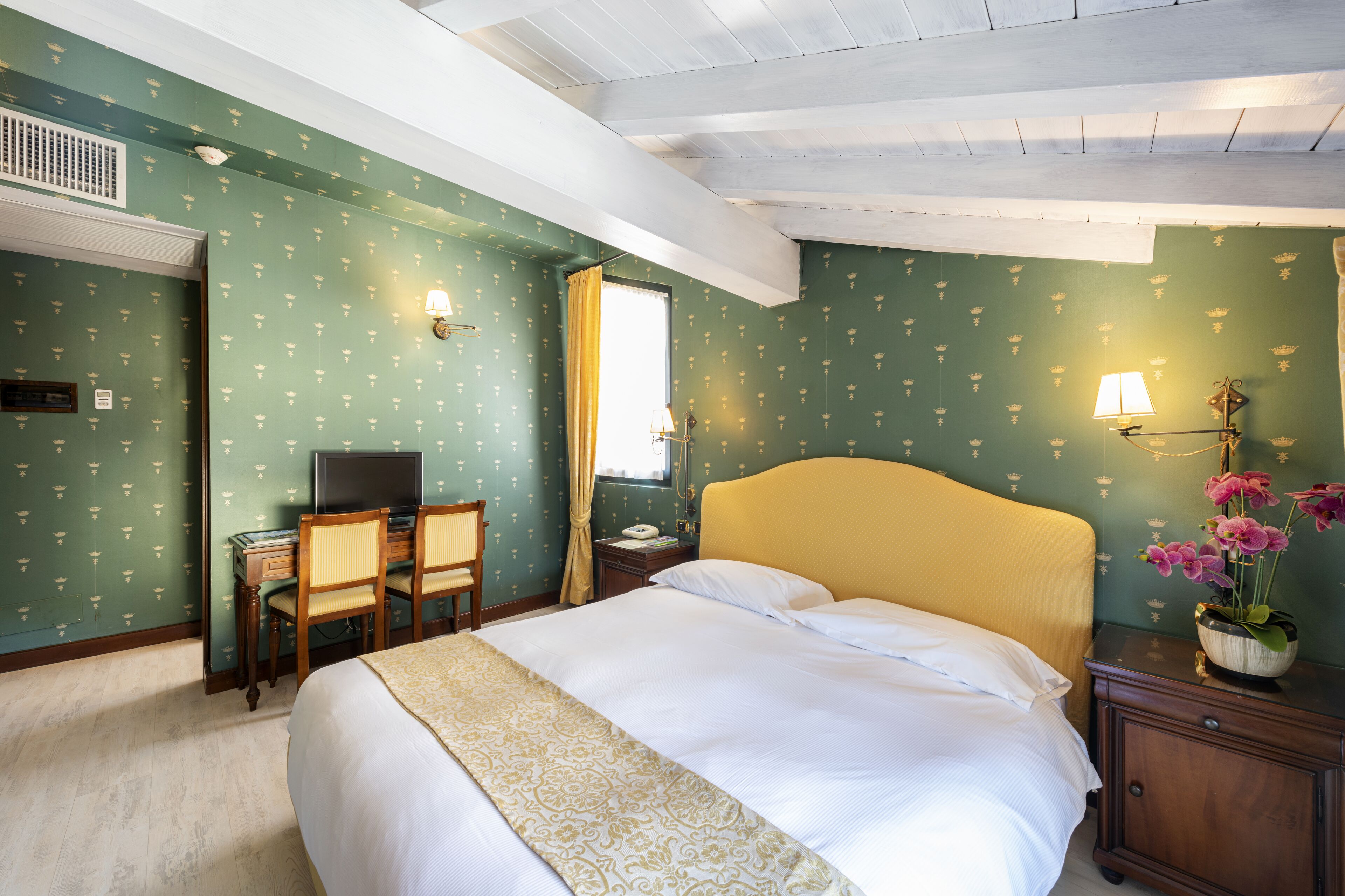 double room, partial lake view | minibar, in-room safe, desk, cots/infant beds