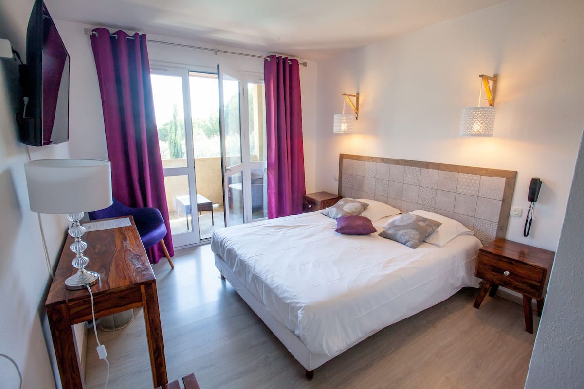 Chambre double ou avec lits jumeaux, balcon, côté jardin | Coffre-fort, rideaux d’obscurcissement, système d’insonorisation