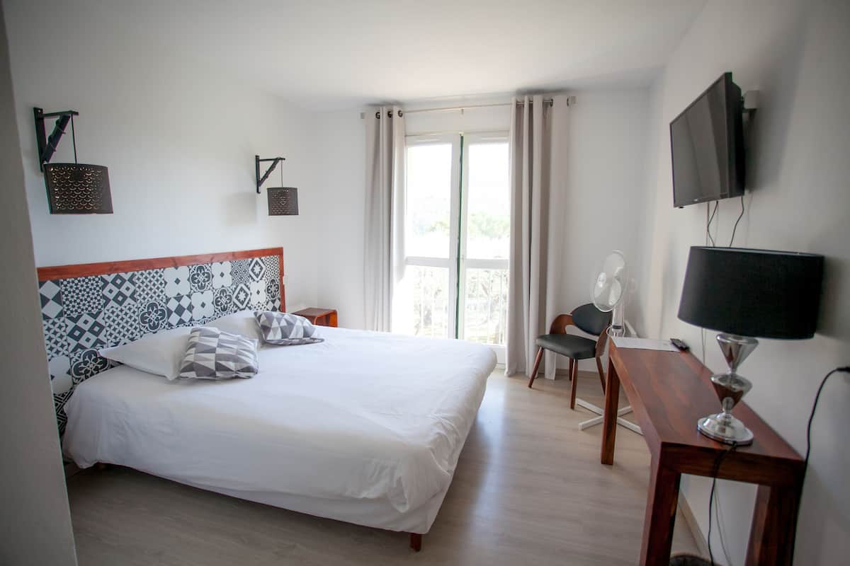 Chambre double ou avec lits jumeaux, vue sur la piscine, côté jardin | Coffre-fort, rideaux d’obscurcissement, système d’insonorisation