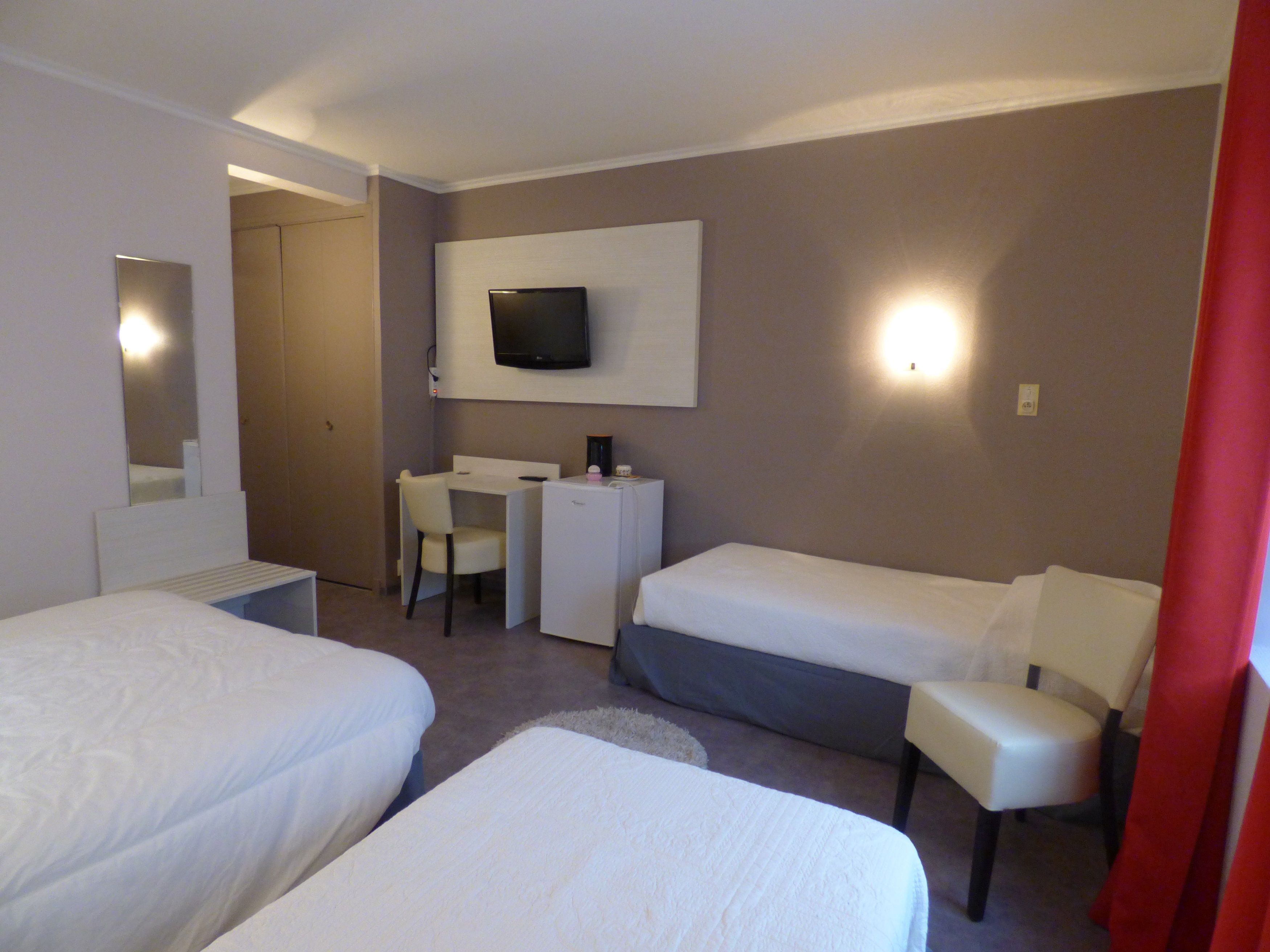 Quadruple Room | Desk, blackout drapes, free cribs/infant beds, rollaway beds