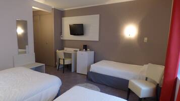 Bureau, rideaux occultants, lits bébé (gratuits)