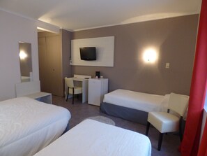 Vierpersoonskamer | Een bureau, verduisterende gordijnen, gratis babybedden