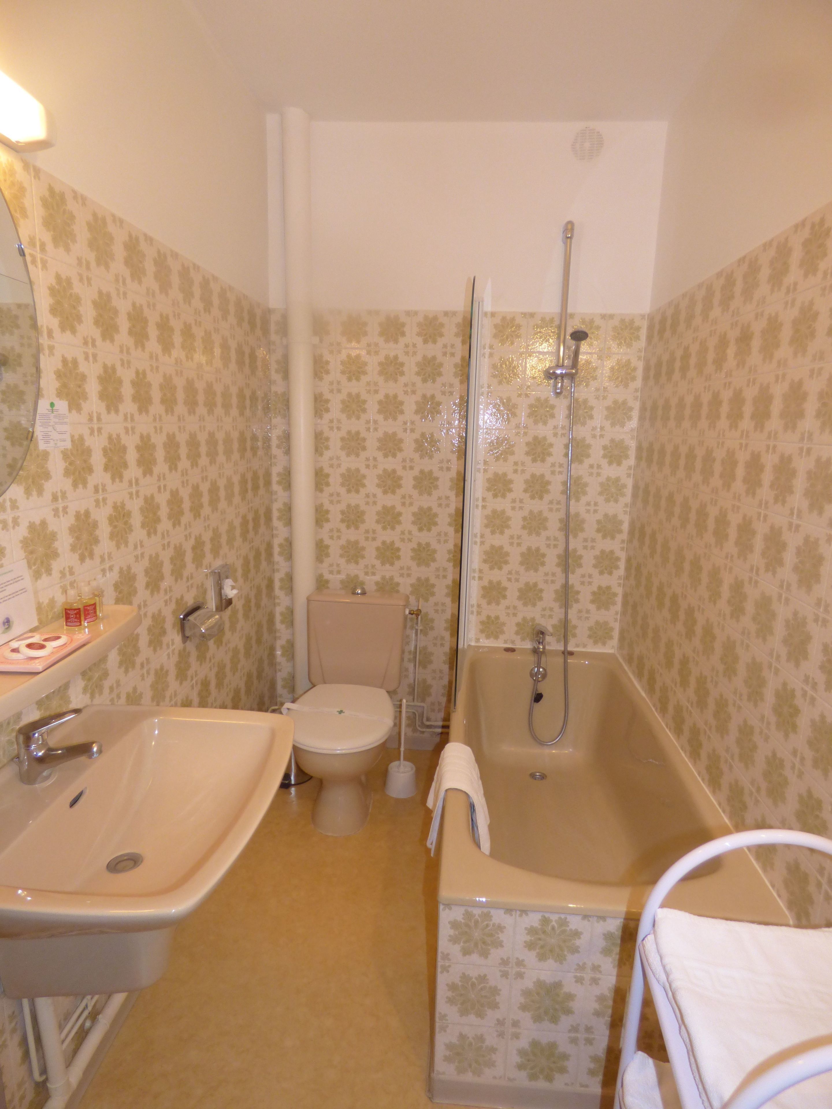 Un baño con lavamanos, inodoro y bañera.