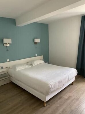 Desk, blackout drapes, free cribs/infant beds, rollaway beds - Hôtel du Centre (Pierrelatte)
