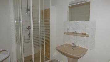 Twin kamer | Een bureau, verduisterende gordijnen, gratis babybedden, extra bedden