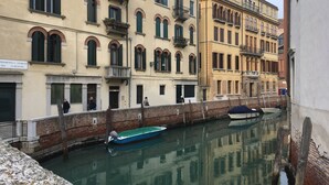 Un canal flanqueado por edificios, con ventanas en arco y balcones.
