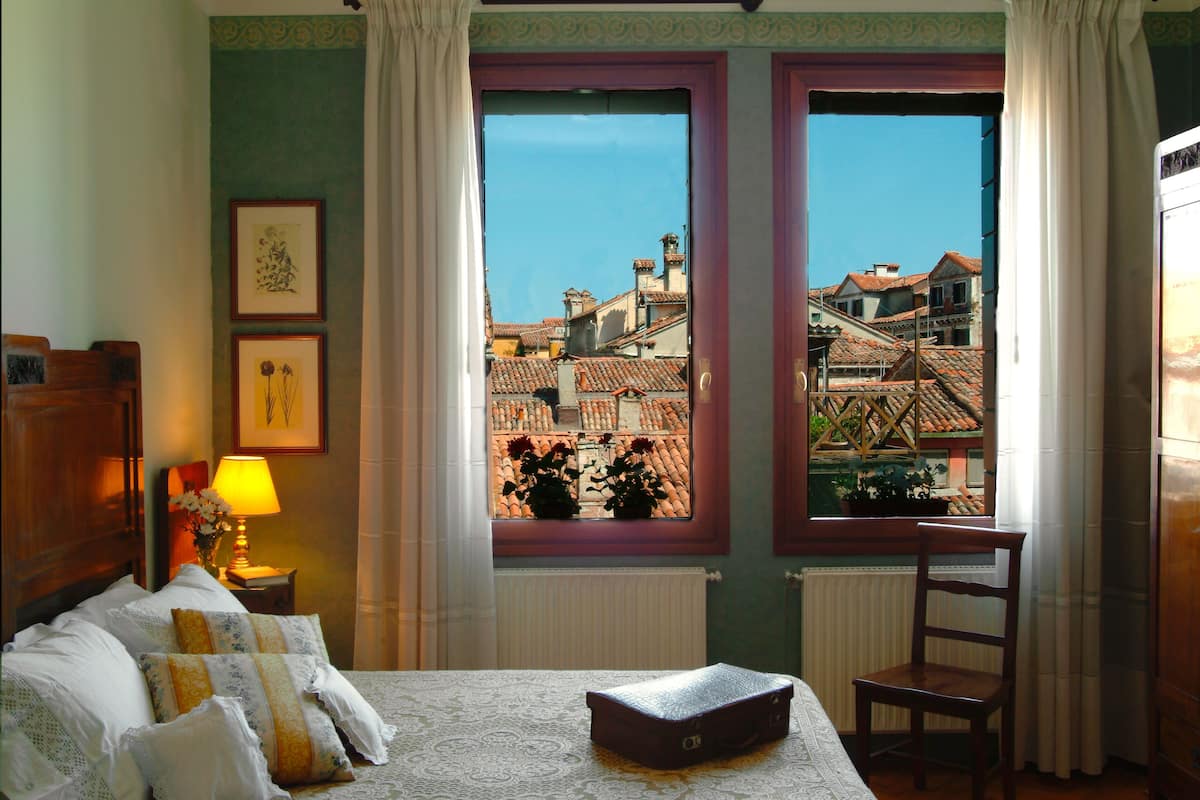 Camera Comfort con letto matrimoniale o 2 letti singoli, bagno privato (Nonni) | Materassi Select Comfort, una scrivania, postazione laptop