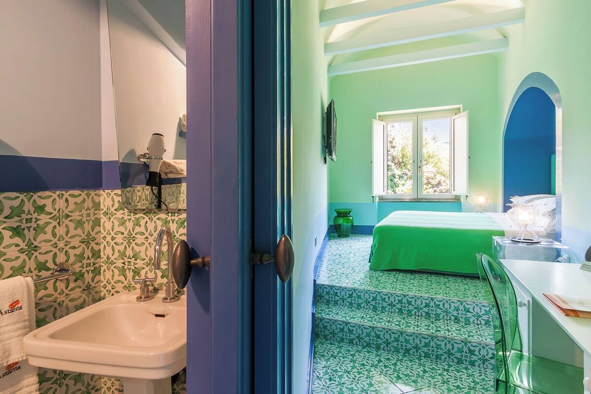 Minibar, caixa forta a l'habitació i escriptori 