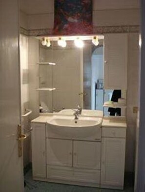 Separate bathtub and shower, free toiletries, hair dryer, towels