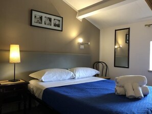 クラシック ダブルルーム ダブルベッド 1 台 | デスク、WiFi (無料)、ベッドシーツ