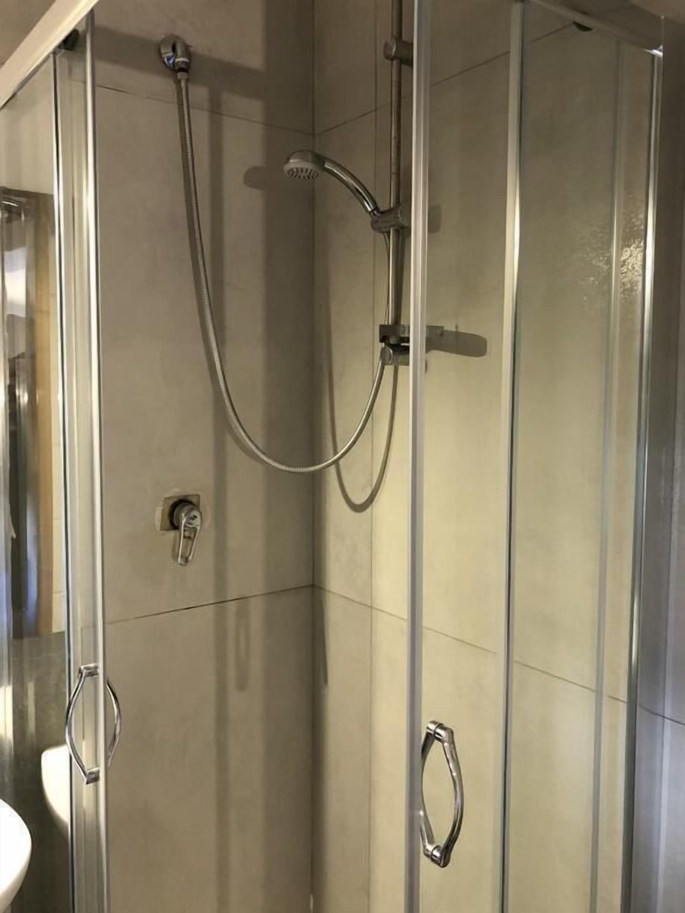 Dusche, kostenlose Toilettenartikel, Haartrockner, Bidet