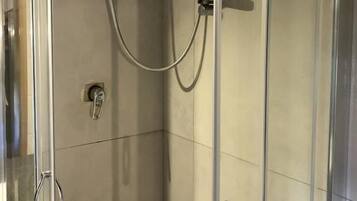 Dusche, kostenlose Toilettenartikel, Haartrockner, Bidet
