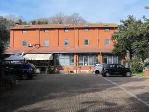 Free self parking - Hotel Casale Dei Massimi (Rome)