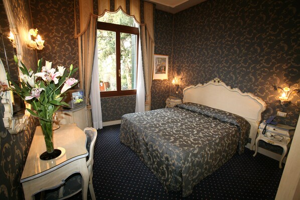 Minibar, in-room safe, individually decorated, individually furnished - Locanda Ca' Del Brocchi (Venice)