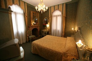 Minibar, caja de seguridad en la habitación y decoración personalizada 