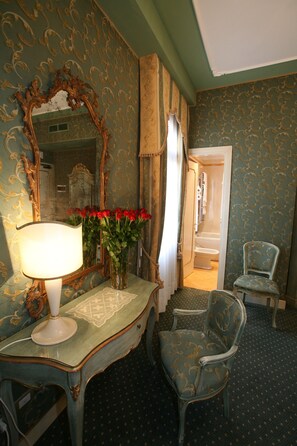 Minibar, in-room safe, individually decorated, individually furnished - Locanda Ca' Del Brocchi (Venice)