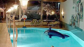 Piscina coperta, lettini
