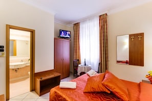 Quarto casal ou duplo luxo | Frigobar, cofres nos quartos, individualmente decorados, escrivaninha