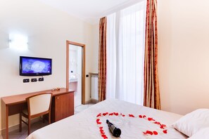 Chambre Deluxe double ou avec lits jumeaux | Minibar, coffre-fort, décor unique, bureau