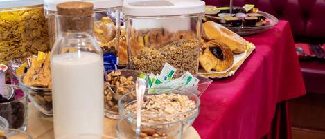 Petit déjeuner buffet (5 EUR par personne)