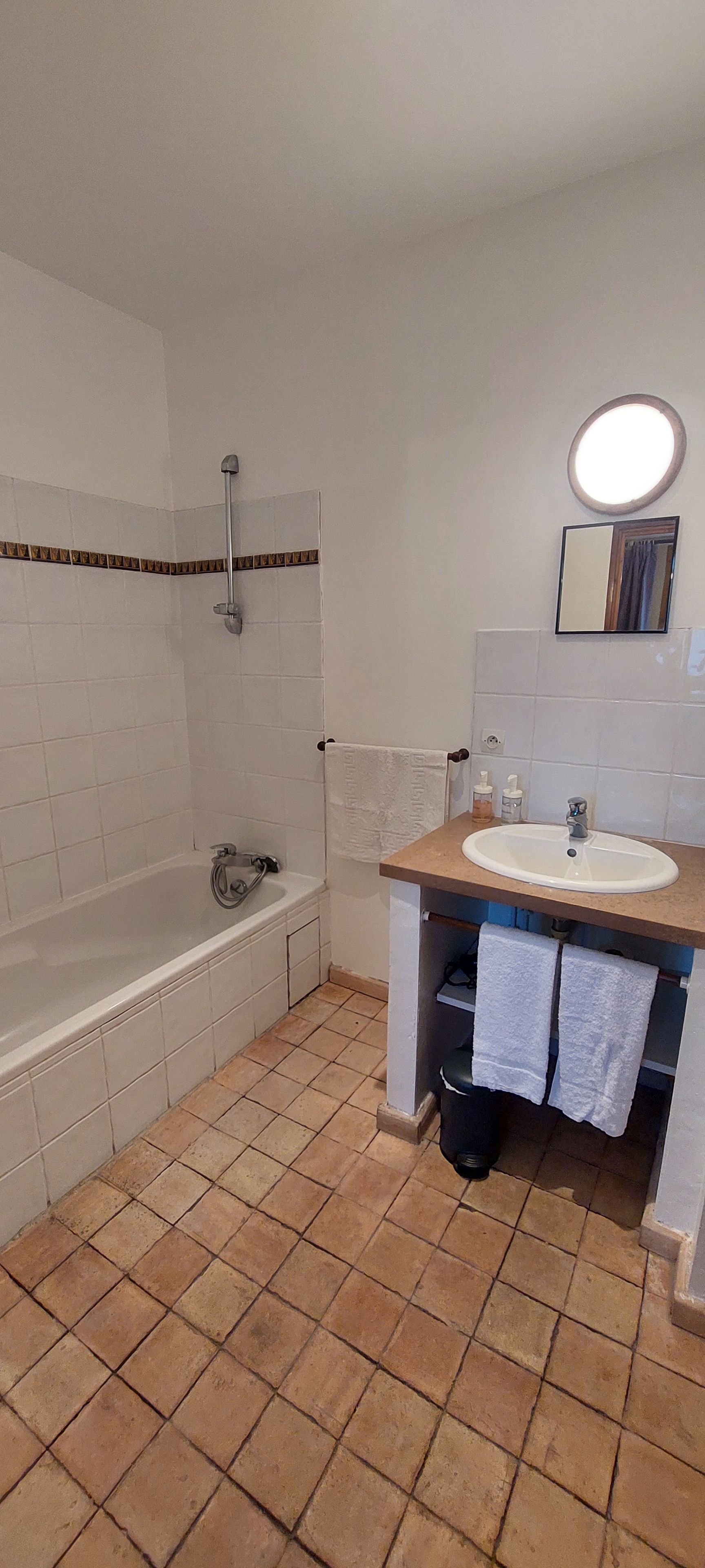 Un baño con una bañera, un lavabo y un espejo.