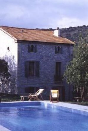 2 piscines extérieures, parasols de plage, chaises longues