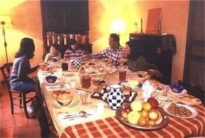 Dining - Mas Montluzia (Cascastel-des-Corbieres)