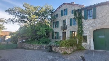 Vista frontal de la propiedad