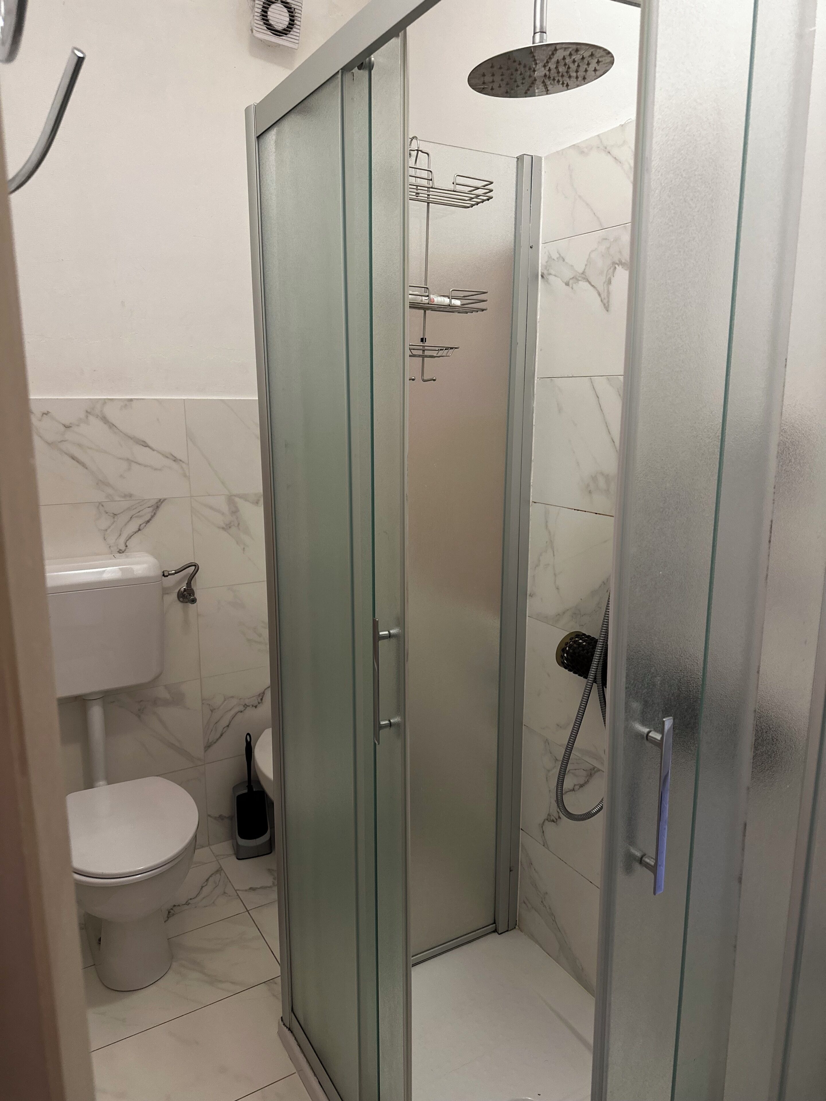 Kostenlose Toilettenartikel, Haartrockner, Handtücher, Seife