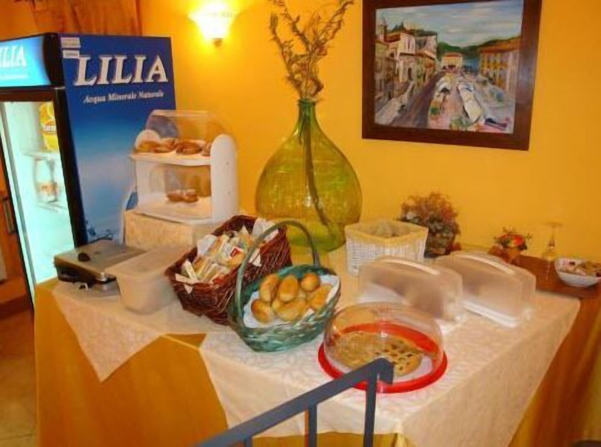 Petit déjeuner buffet (5 EUR par personne)