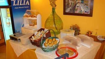 Tägliches Frühstücksbuffet (5 EUR pro Person)