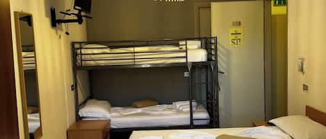 Chambre triple | Bureau, accès au Wi-Fi (inclus)