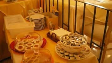 Tägliches Frühstücksbuffet (5 EUR pro Person)