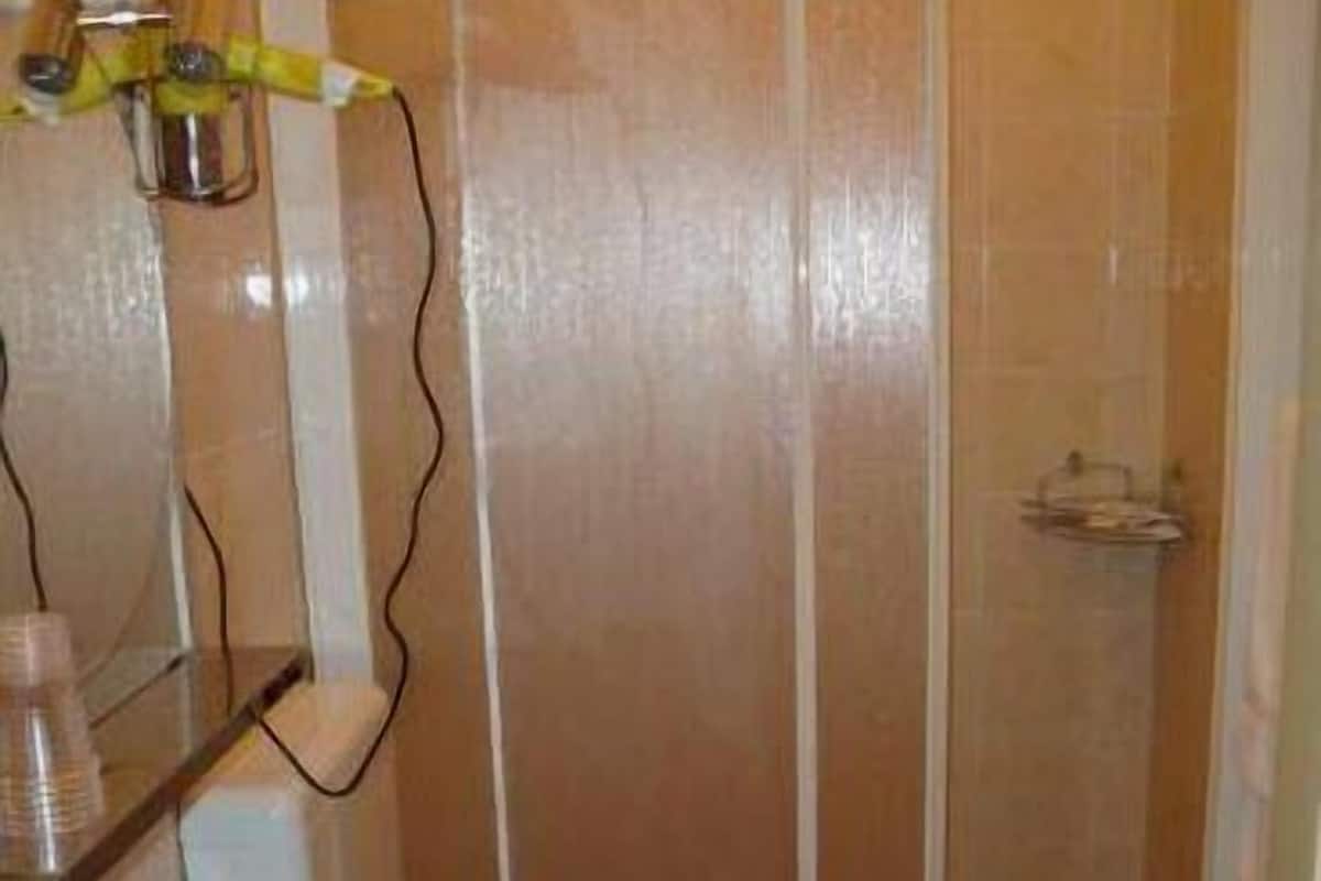 Peti besi dalam bilik, meja, Wi-fi percuma