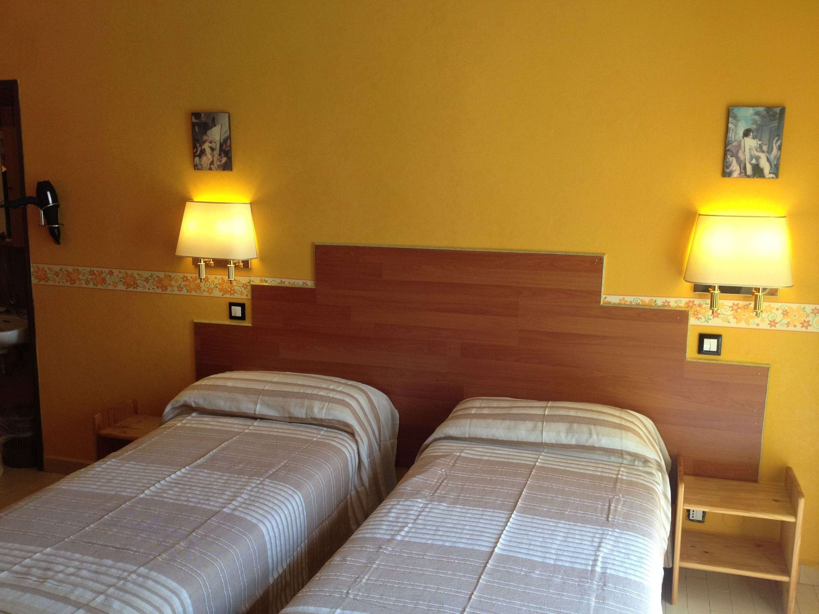 Una scrivania, Wi-Fi gratuito