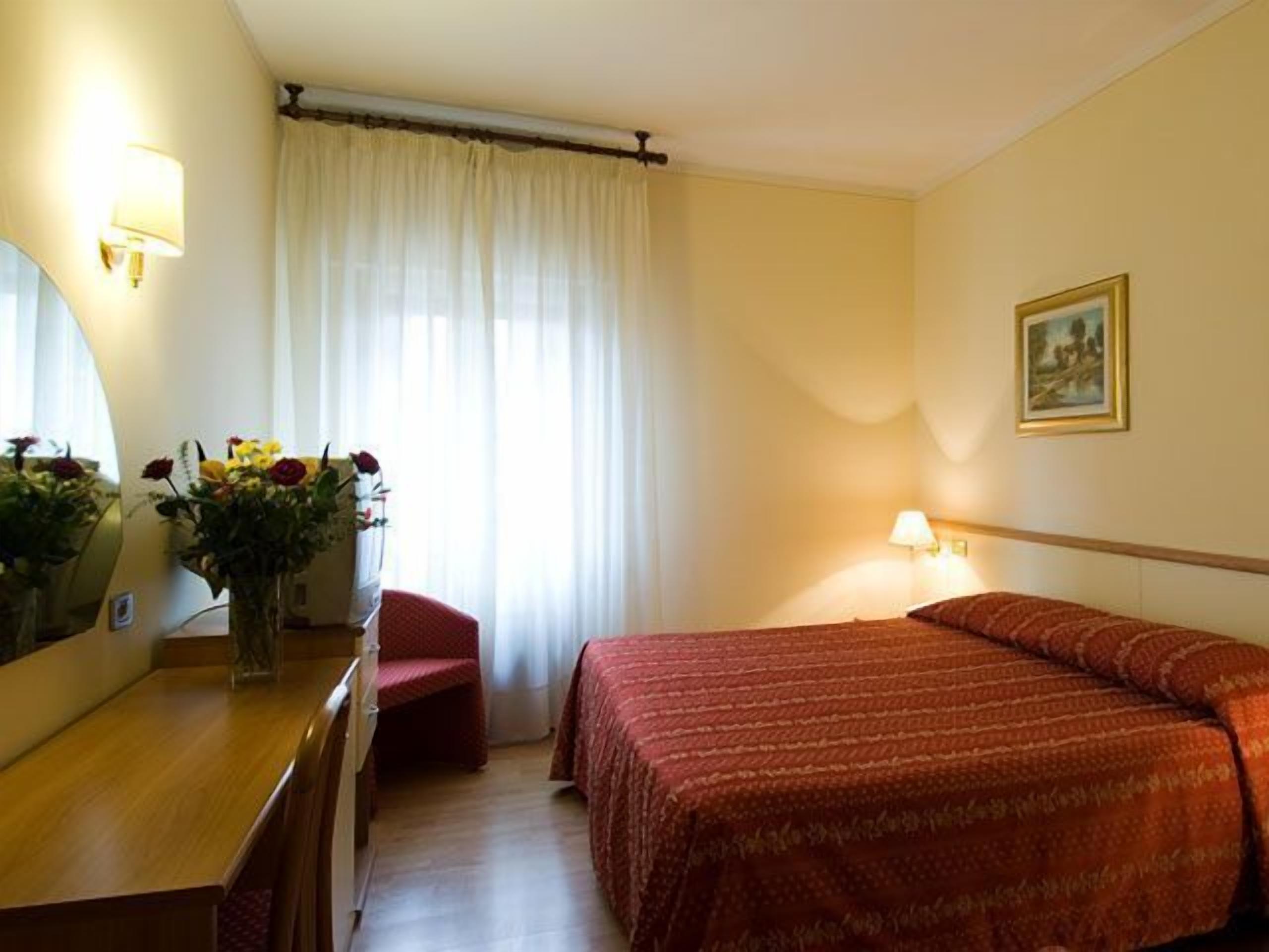 standard double room | minibar, in-room safe, soundproofing, iron/ironing board