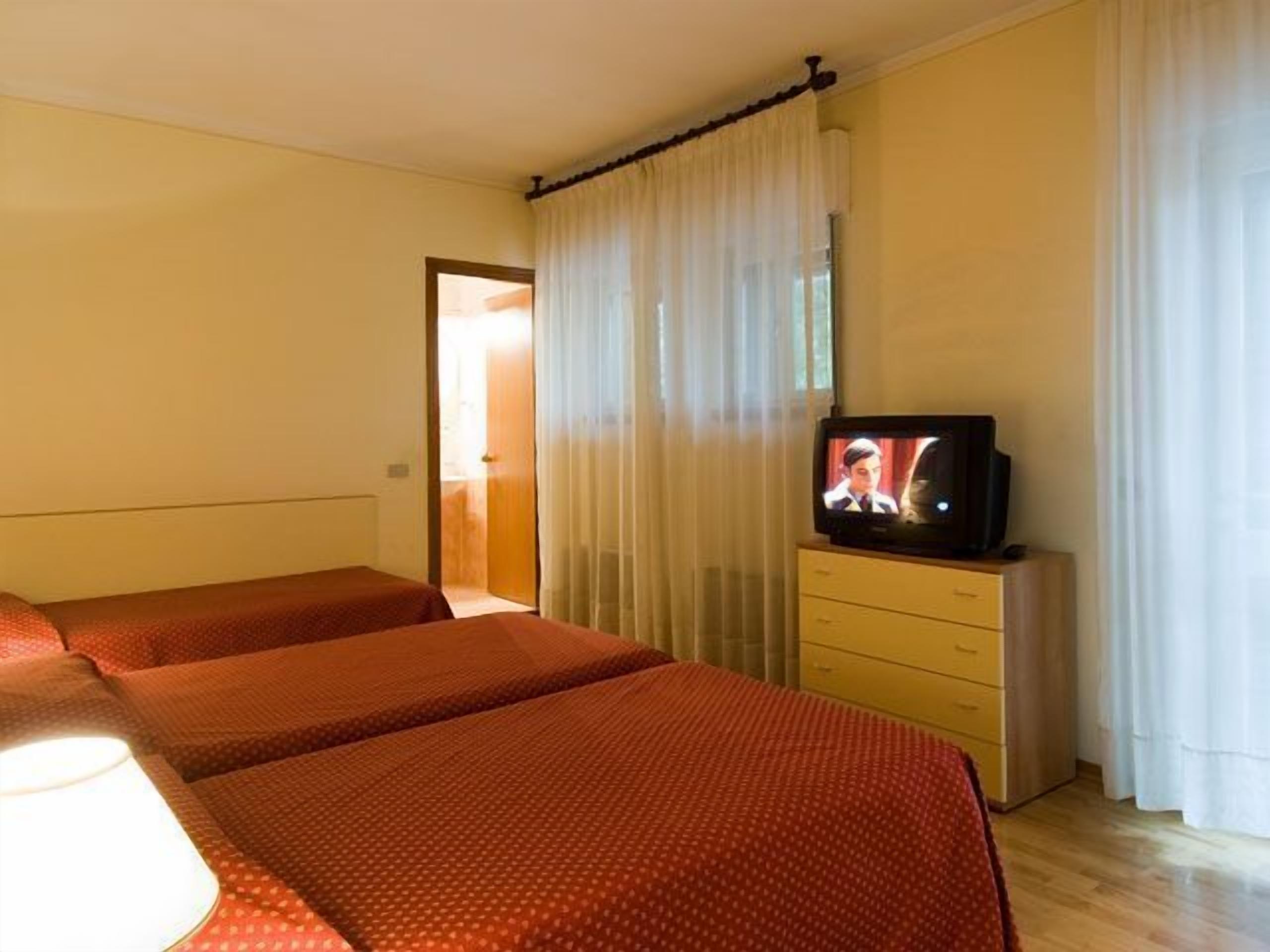 minibar, in-room safe, soundproofing, iron/ironing board