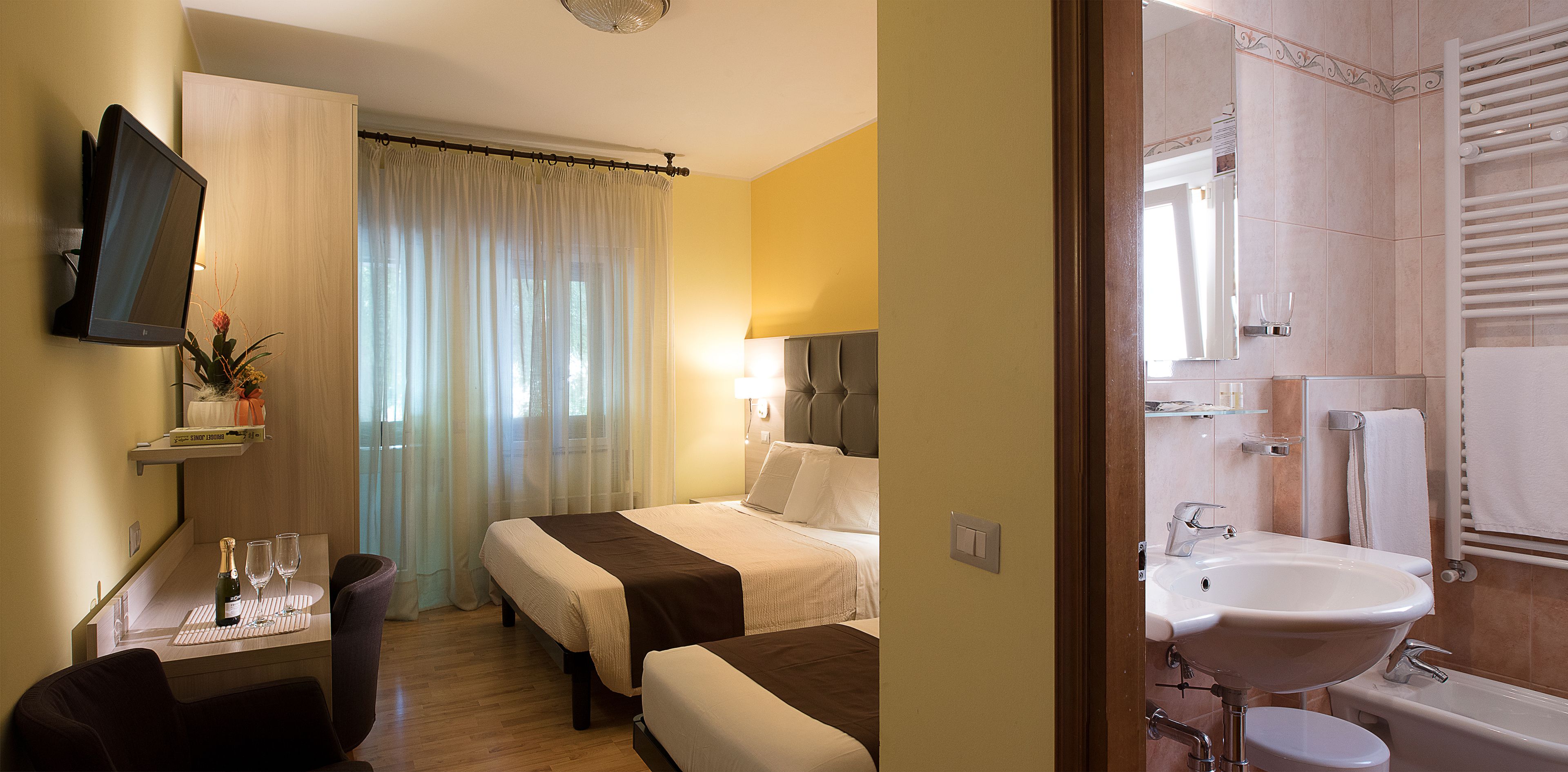 superior double or twin room | minibar, in-room safe, soundproofing, iron/ironing board