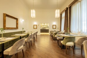 Tägliches Frühstücksbuffet (25 EUR pro Person)