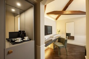 Habitación doble clásica | Ropa de cama de alta calidad, edredón y minibar 
