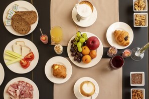 每日供應吃到飽早餐 (每人 EUR25)