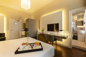 Ropa de cama de alta calidad, cubrecamas y minibar 