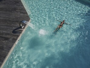 Außenpool (je nach Saison geöffnet), Sonnenschirme, Liegestühle