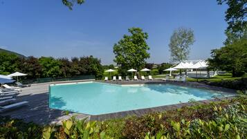 Piscina stagionale all'aperto, ombrelloni da piscina, lettini