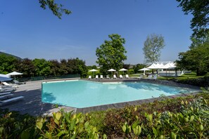 季節性室外游泳池，提供泳池遮陽傘和日光浴躺椅