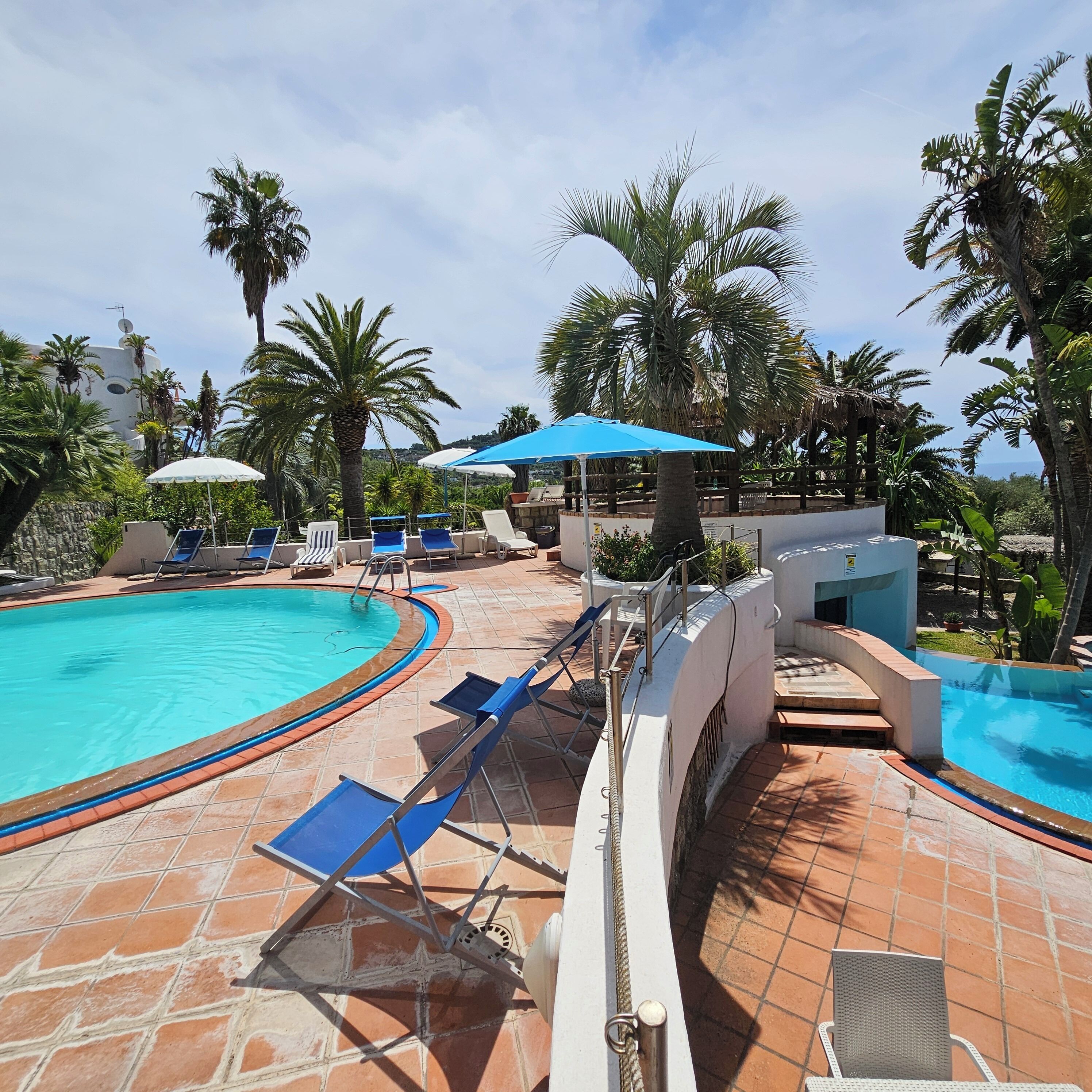 2 Außenpools, geöffnet von 09:30 Uhr bis 19:00 Uhr, Sonnenschirme