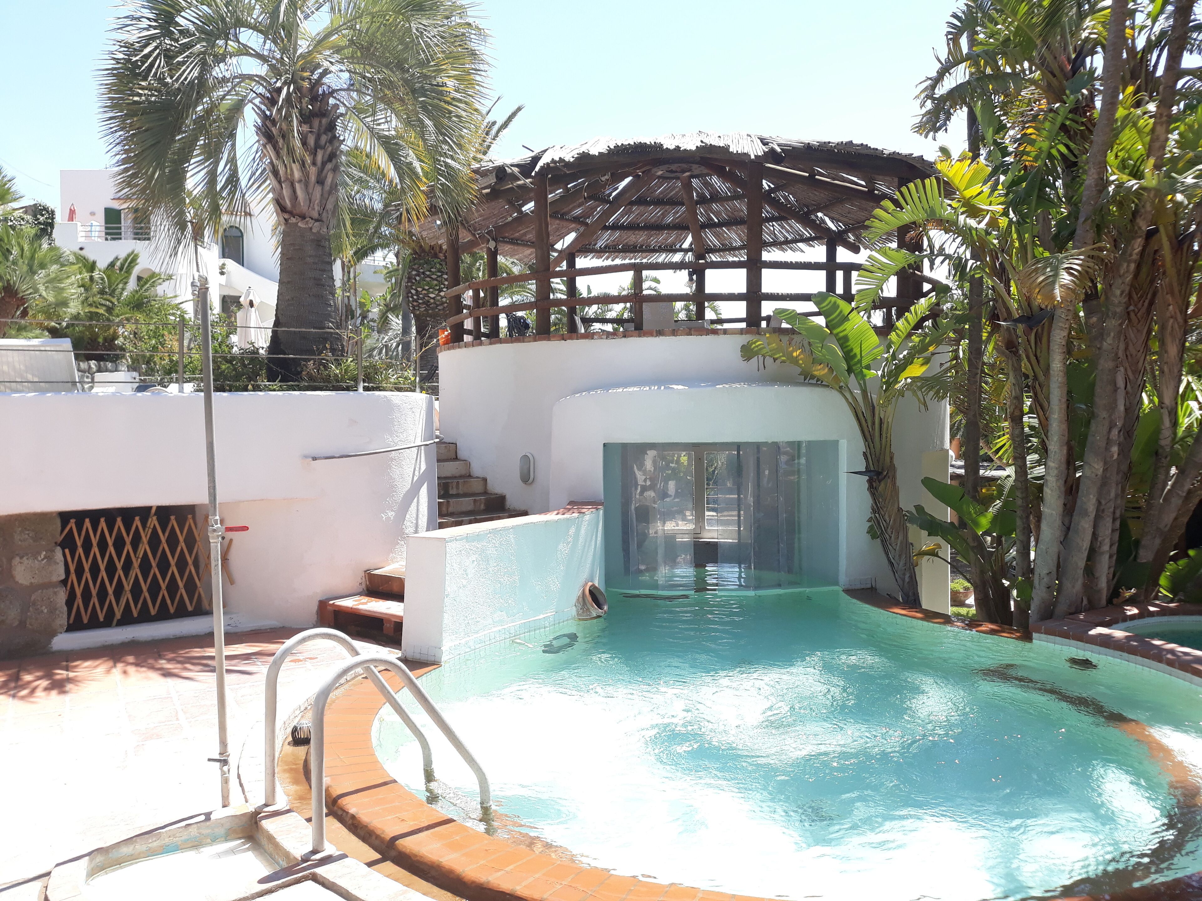 2 piscines extérieures, parasols de plage, chaises longues