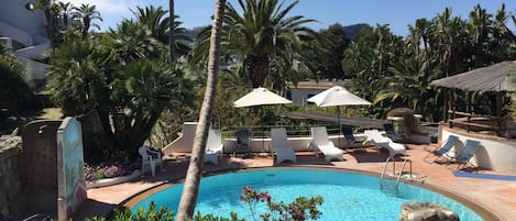 2 Außenpools, geöffnet von 09:30 Uhr bis 19:00 Uhr, Sonnenschirme